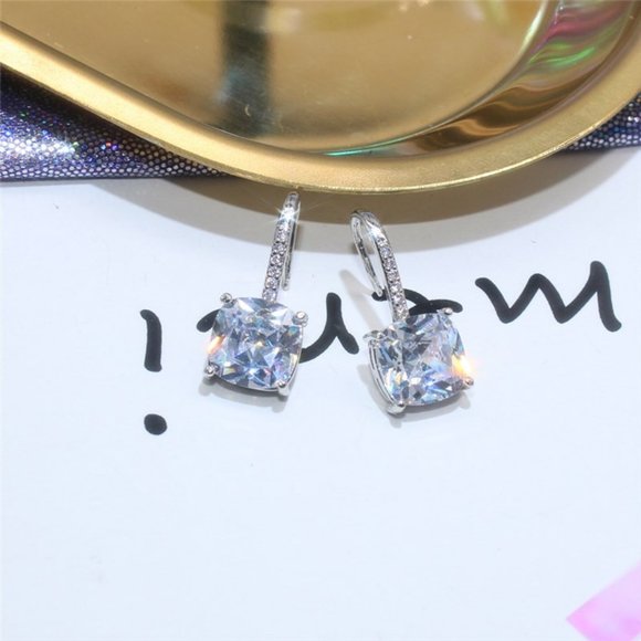 18K White Gold Cushion Diamond Drop Earrings B9 - Picture 3 of 4